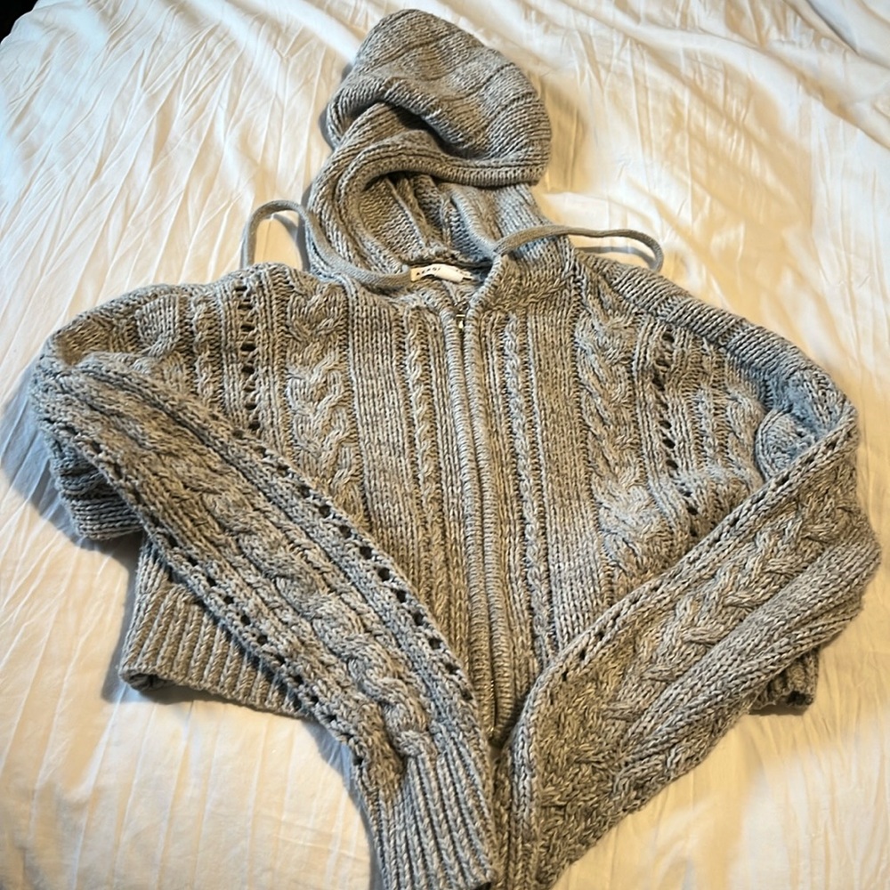 Grey cropped sweater with a hood